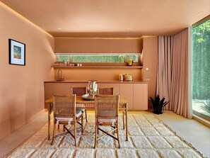 Grand Suite | Private kitchen | Mini-fridge, stovetop, dishwasher, cookware/dishes/utensils - The White Camel Villa (Cape Town)