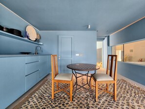 Premier Suite | Private kitchen | Mini-fridge, stovetop, dishwasher, cookware/dishes/utensils