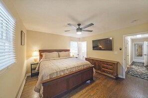 House, Multiple Beds, Kitchen, Garden View (Kennesaw Komfort) | 3 bedrooms, individually decorated, individually furnished, bed sheets - Kennesaw Komfort, Home for 8 (Kennesaw)