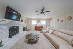 House, Multiple Beds, Kitchen, Garden View (Kennesaw Komfort) | Living area - Kennesaw Komfort, Home for 8 (Kennesaw)