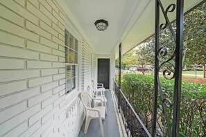Terrace/patio - Kennesaw Komfort, Home for 8 (Kennesaw)
