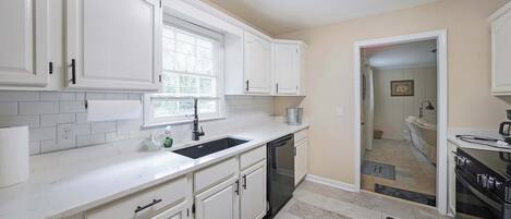 House, Multiple Beds, Kitchen, Garden View (Kennesaw Komfort) | Private kitchen