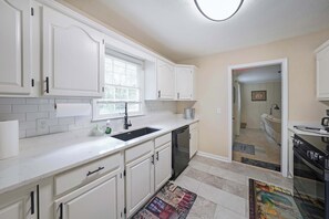 House, Multiple Beds, Kitchen, Garden View (Kennesaw Komfort) | Private kitchen - Kennesaw Komfort, Home for 8 (Kennesaw)