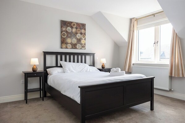 5 bedrooms, desk, iron/ironing board, travel crib