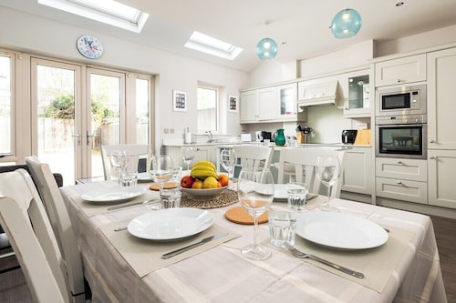 Elegant 5-Bed Home By Sea & City, Parking & Garden - Dublin Dream Home