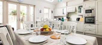 Elegant 5-Bed Home By Sea & City, Parking & Garden - Dublin Dream Home