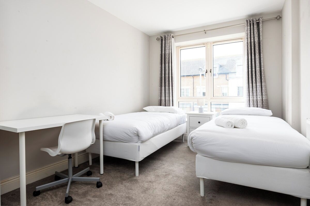 5 sovrum, skrivbord, strykjärn/strykbräda och resesäng