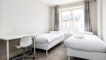 5 Schlafzimmer, Schreibtisch, Bügeleisen/Bügelbrett, Reisekinderbett