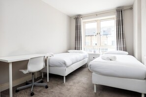 5 عدّة غرف نوم ومكتب ومكواة/لوح كي وسرير سفر