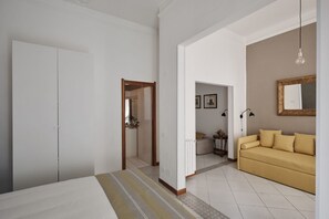 1 habitación y tabla de planchar con plancha 