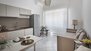 Een moderne keuken met een eethoek, een bank en uitzicht op de omgeving.