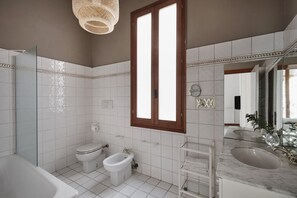 Bidet, towels, shampoo