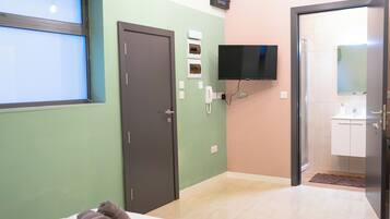 Basic Double Room | Desk, laptop workspace, blackout drapes, free WiFi