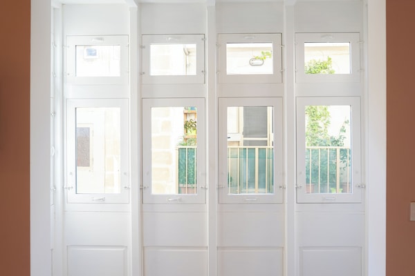 Escritorio, espacio para trabajar con laptop y cortinas blackout