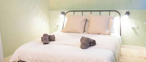 Quarto casal básico | Escrivaninha, espaço de trabalho para notebook, cortinas blackout