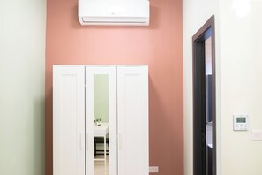 مكتب ومساحة عمل للكمبيوتر المحمول وستائر تعتيم وواي فاي مجانًا