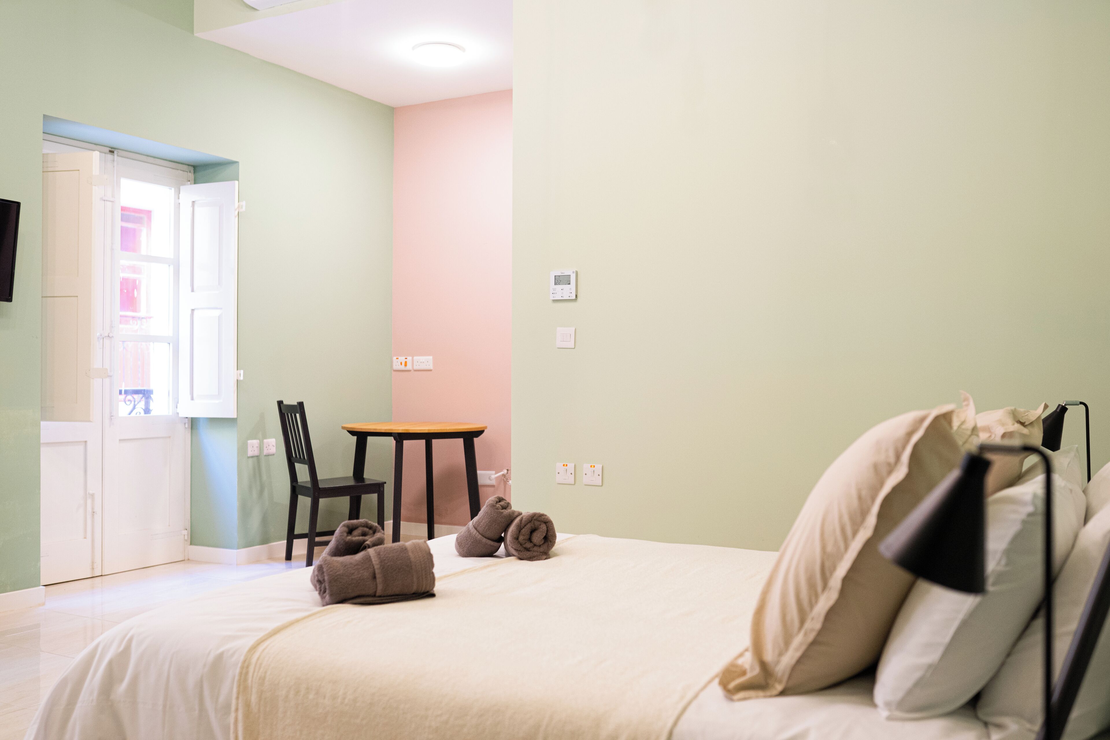 Phòng đôi Superior, ban công | Bàn, khu vực làm việc phù hợp cho laptop, màn/rèm cản sáng 