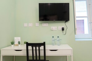 مكتب ومساحة عمل للكمبيوتر المحمول وستائر تعتيم وواي فاي مجانًا