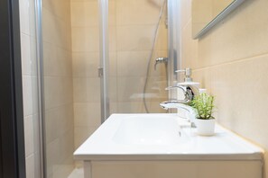 Basic Double Room | Bathroom | Shower, hair dryer, towels, soap - Three Cities Guest House (Cospicua)
