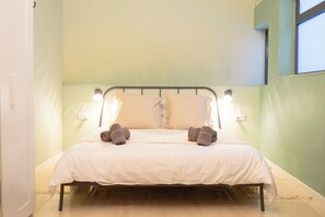 Phòng đôi cơ bản | Bàn, khu vực làm việc phù hợp cho laptop, màn/rèm cản sáng 