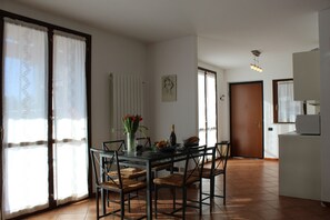 Dining - Rosemary 1 apartment in Agra with pool (Agra)