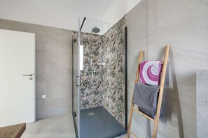 Douche, sèche-cheveux, serviettes fournies, savon