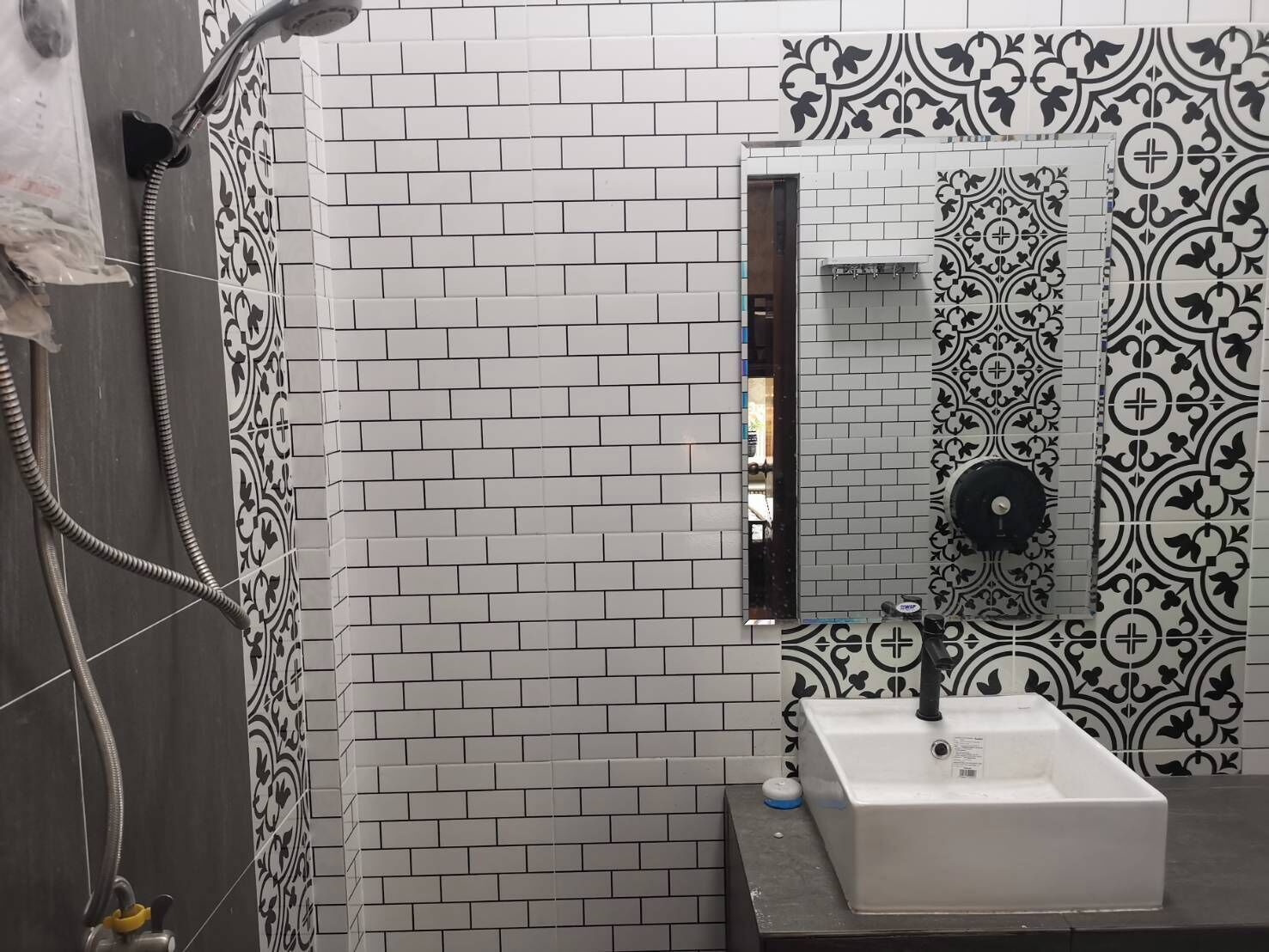 디럭스 스튜디오 | 욕실 | 샤워 시설, 수중안마 샤워기, 무료 세면용품, 헤어드라이어