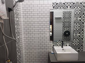 Estudi Deluxe | Bany | Dutxa, capçal de dutxa d'hidromassatge i articles de tocador gratuïts 