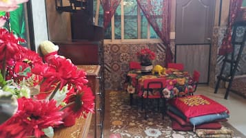 Family Studio Suite, 1 Bedroom, Corner | Dihias secara berasingan, meja, ruang kerja komputer riba