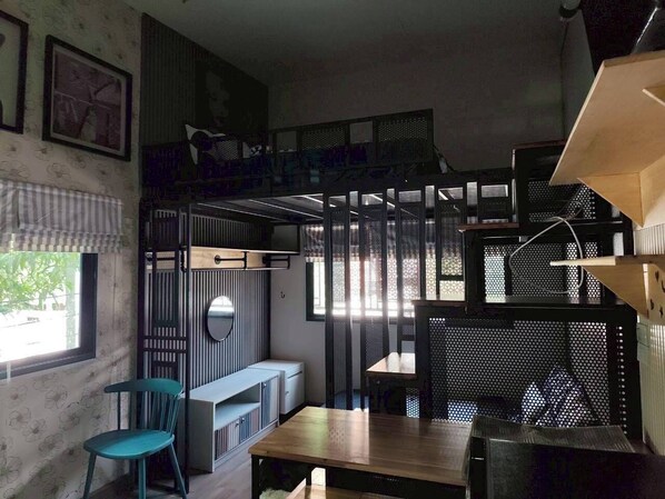 Habitación Deluxe | Decoración personalizada, escritorio y espacio para trabajar con laptop 