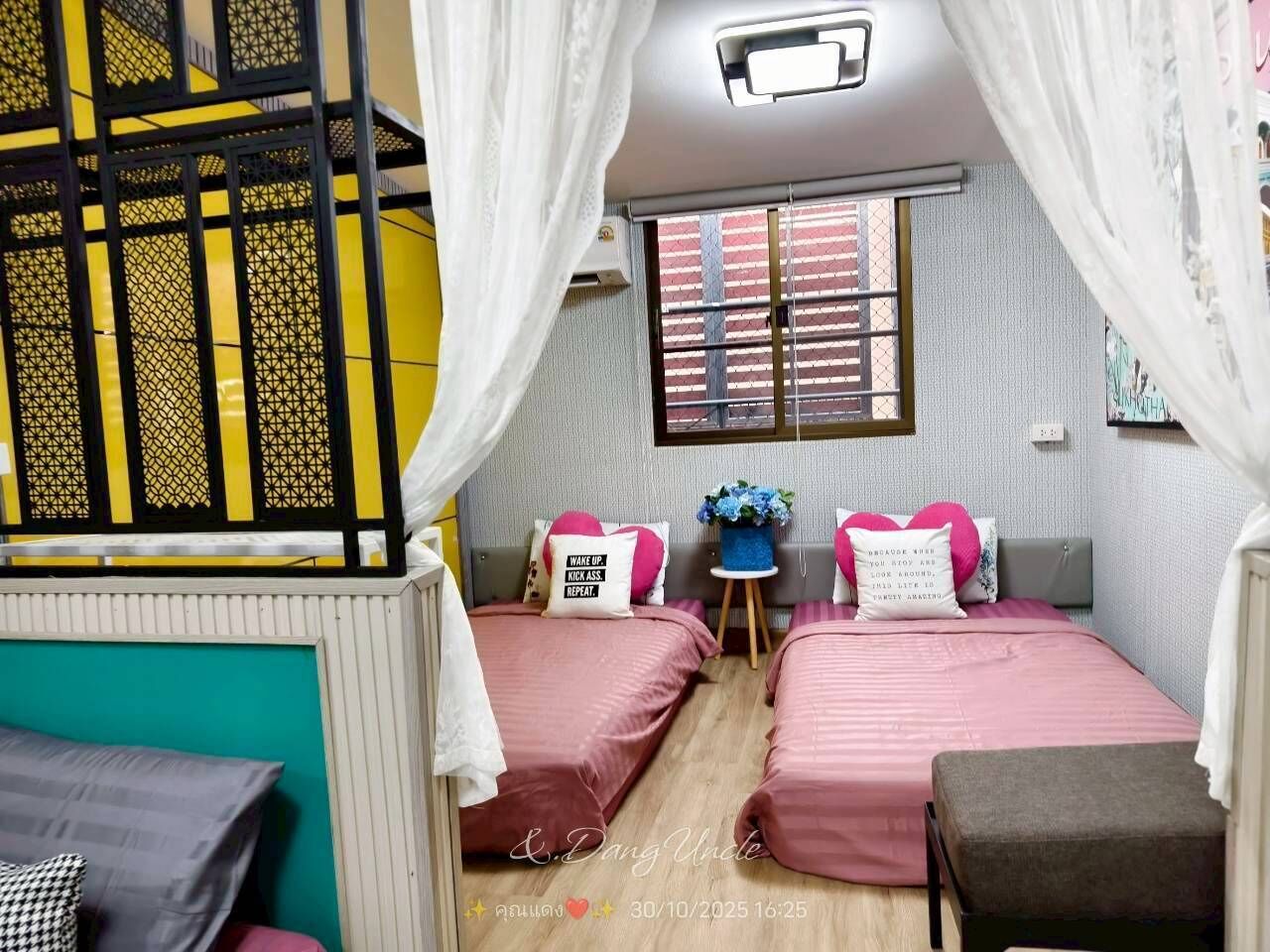 Chambre Triple, vue ville | Décoration personnalisée, bureau