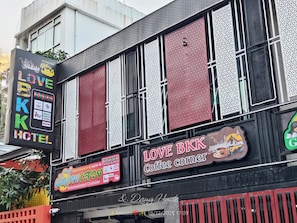 Front of property - Love BKK Hotel (Bangkok)