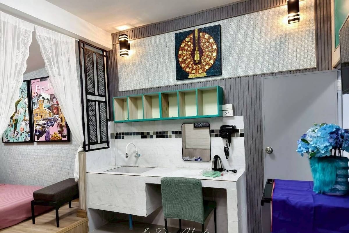 Deluxe Triple Room, City View | Desk, free WiFi