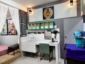 Deluxe Triple Room, City View | Desk, free WiFi