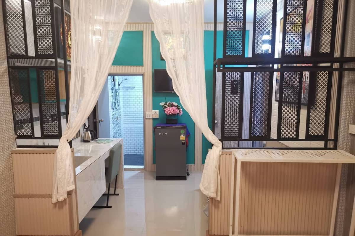 Habitació triple, vistes a la ciutat | Decoració individual i escriptori