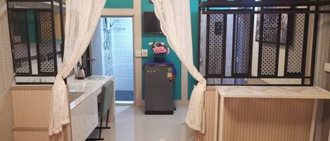 Trippelrum - utsikt mot staden | Individuell inredning, skrivbord, arbetsyta för laptop och gratis wi-fi