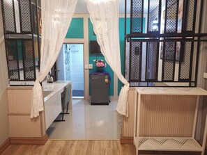 Habitació triple, vistes a la ciutat | Decoració individual i escriptori 