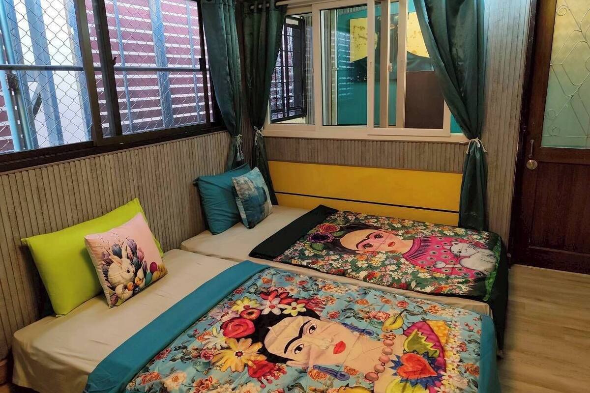 Club Room | Individually decorated, desk, laptop workspace, free WiFi