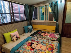 Habitación Club | Decoración personalizada, escritorio y espacio para trabajar con laptop 