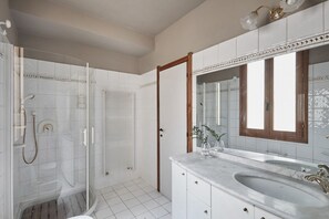 Shower, hair dryer, bidet, towels - Moon- Light Suite for 3 people (Florence)