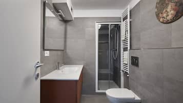 Dusche, Haartrockner, Bidet, Handtücher
