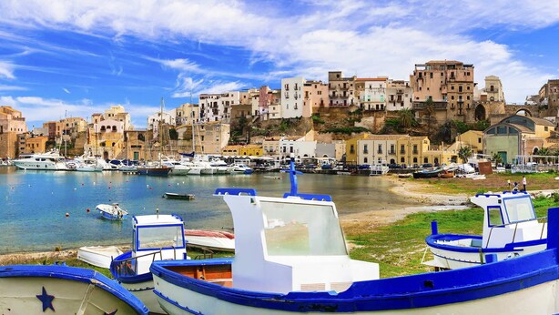 A coastal marina with boats docked, a clear sky, and buildings in the background. - Villa Romy with shared pool and garden - My Rental Homes (Castellammare Del Golfo)