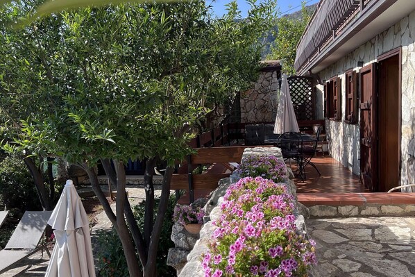 Outdoor dining - Villa Romy with pool and garden - My Rental Homes (Castellammare Del Golfo)