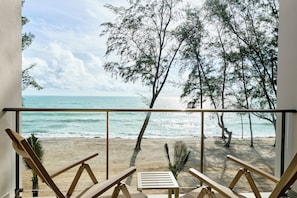 Varanda com vista para a praia e oceano.