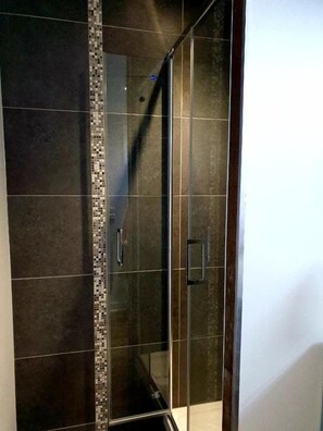Shower, hair dryer, towels - Le Phoenix 449 : sea view, 2 bedrooms (Arromanches-les-Bains)