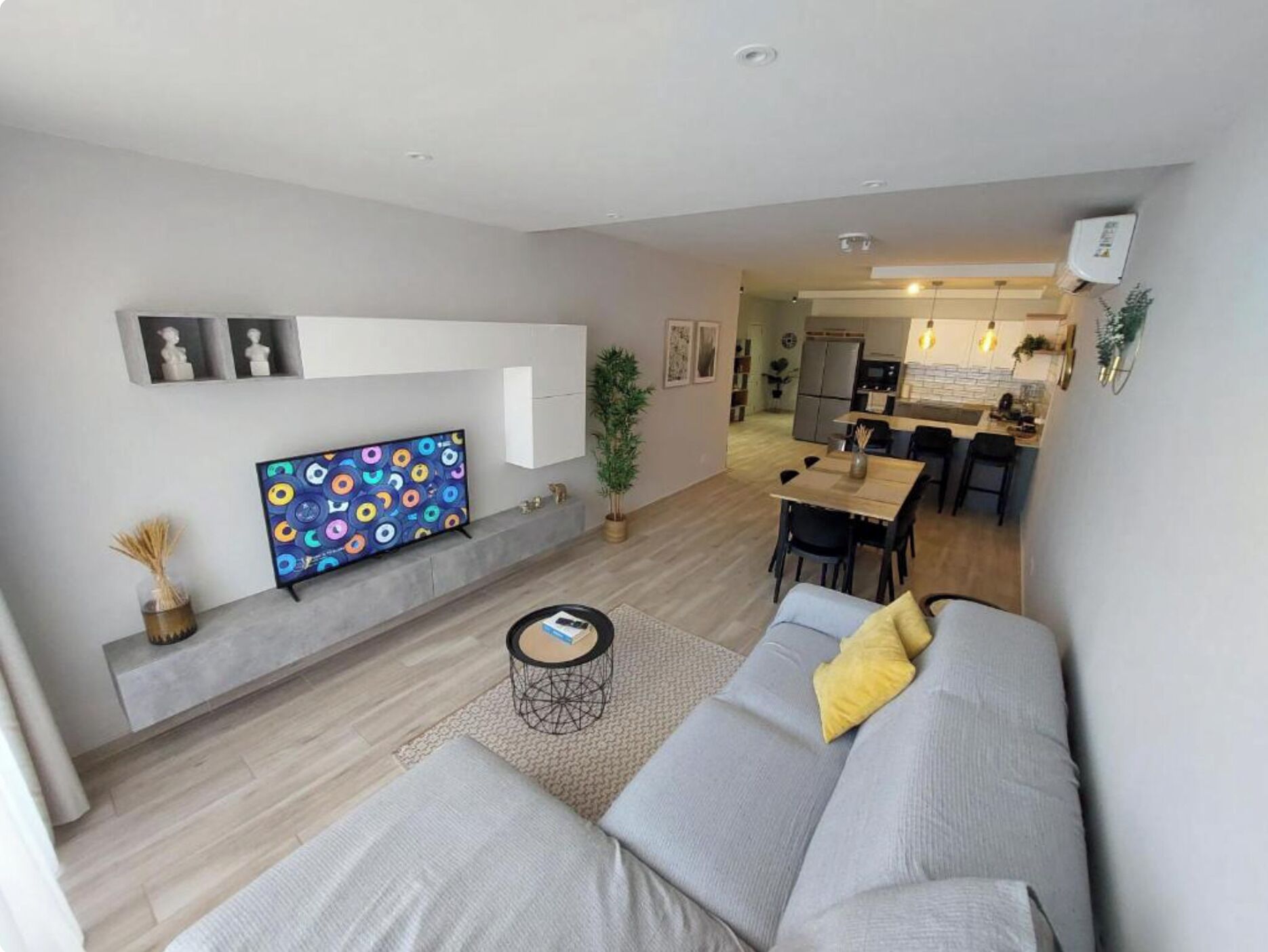 Apartamento, 3 habitaciones, Aire acondicionado, junto a la playa | Zona de estar | Una televisión de pantalla plana