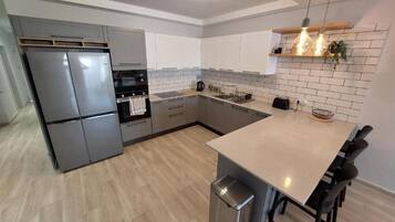 Apartment, 3 Bedrooms, Air conditioning, Beachside | Private kitchen