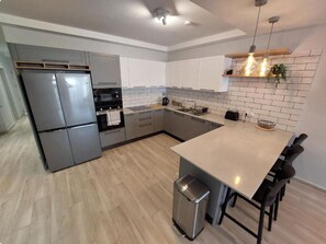 Apartment, 3 Bedrooms, Air conditioning, Beachside | Private kitchen