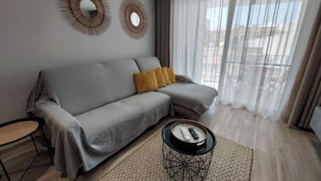 Apartment, 3 Schlafzimmer, Klimaanlage, am Strand | Wohnbereich | Flachbildfernseher