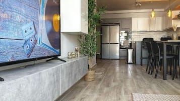 Apartment, 3 Schlafzimmer, Klimaanlage, am Strand | Wohnbereich | Flachbildfernseher